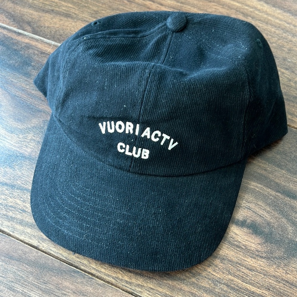 Vuori ACTV Club Dad Hat Unisex in Black and Vuori Pin
